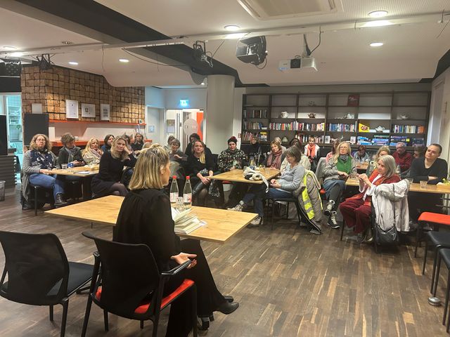 Warum Frauengesundheit politisch ist: Volles Haus bei Lesung mit Dr. Judith Bildau in Bad Vilbel